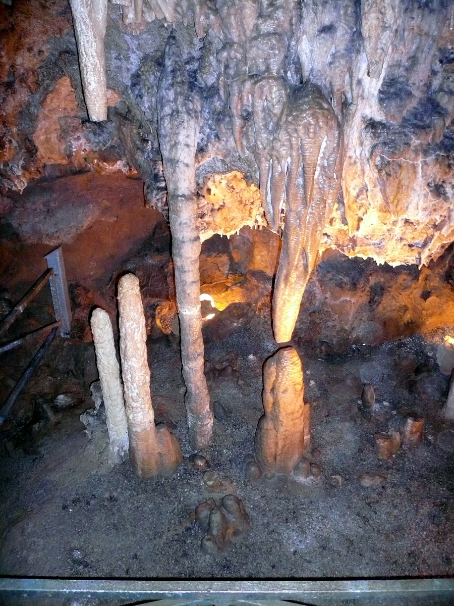 The U.S. Field Guide: 12 Living Stone Galleries (Image Credits: Wikimedia)