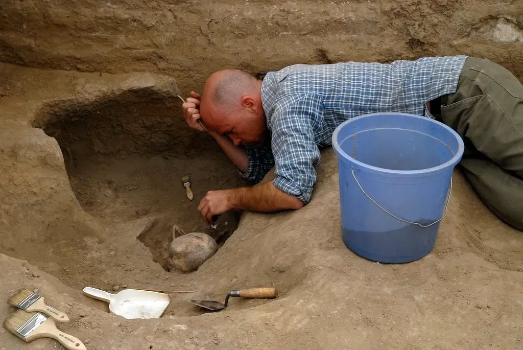 #11 Mystery Burials With Out‑Of‑Place Grave Goods (Dr._Colleen_Morgan, Flickr, CC BY 2.0)