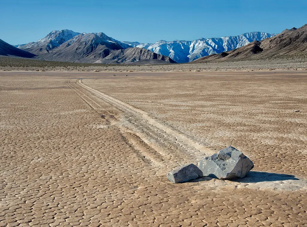 The Sailing Stones of Death Valley: Rocks That Move Themselves (Image Credits: Flickr)