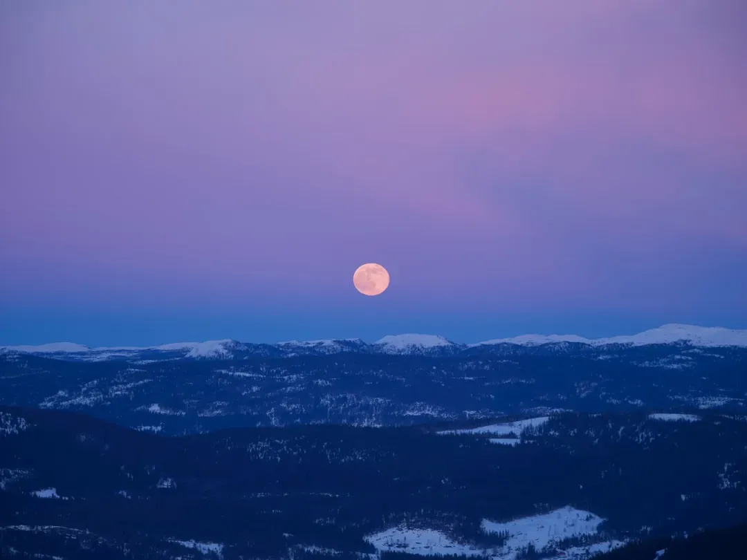 The Moon Illusion: Why the Sky Is Lying to You Every Night (Image Credits: Unsplash)