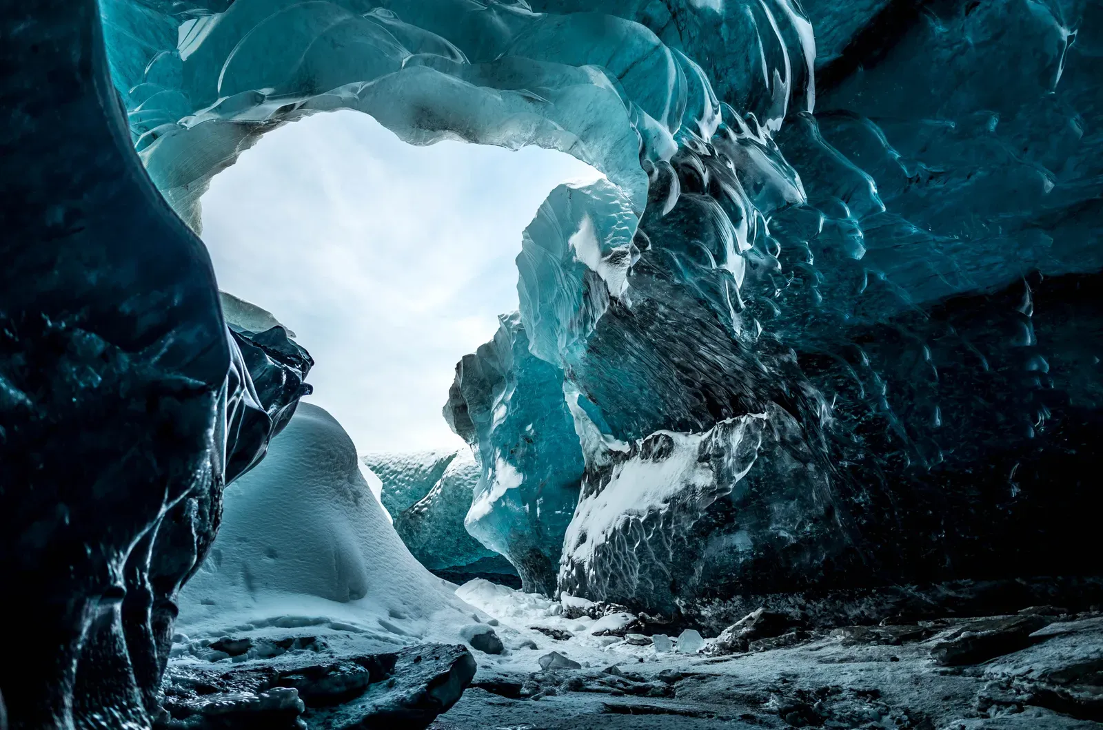 Vatnajökull Ice Caves, Iceland: Inside a Blue Crystal Planet (Natural glacier ice cave, CC BY-SA 2.0)