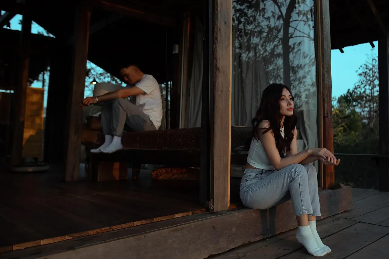 7. They Keep Parts of Their Life Tightly Separated (Image Credits: Pixabay)