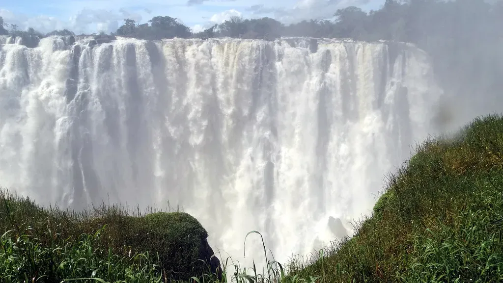 Victoria Falls: A River Plunging into a Cracking Earth (Image Credits: Flickr)