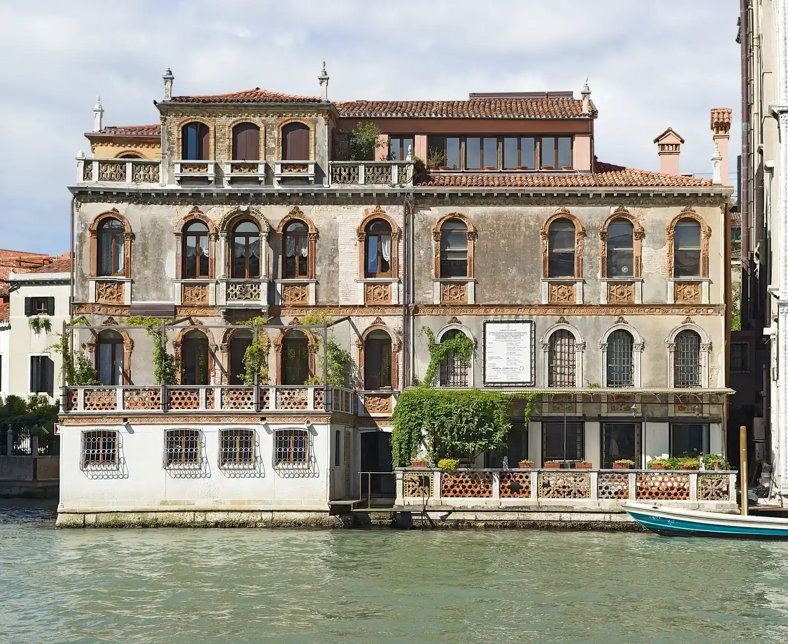 #2 Venice: A Sinking City Balancing on Wooden Toothpicks (By Didier Descouens, CC BY-SA 4.0)