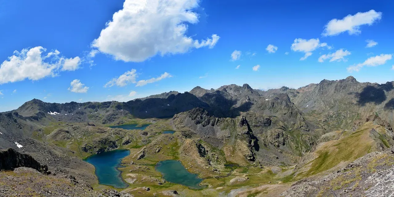8. Engineering Today’s Climate, Ecosystems, and Human Life Around the Lakes (Image Credits: Pixabay)