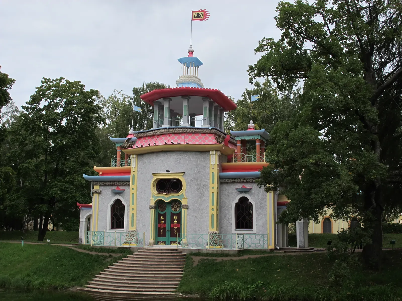 Whispers in the Walls: Explaining Mysterious Nighttime Creaks (Image Credits: Wikimedia)