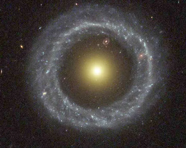 Hoag's Object Is A Ring Galaxy That Shouldn't Be Possible (Image Credits: Wikimedia)
