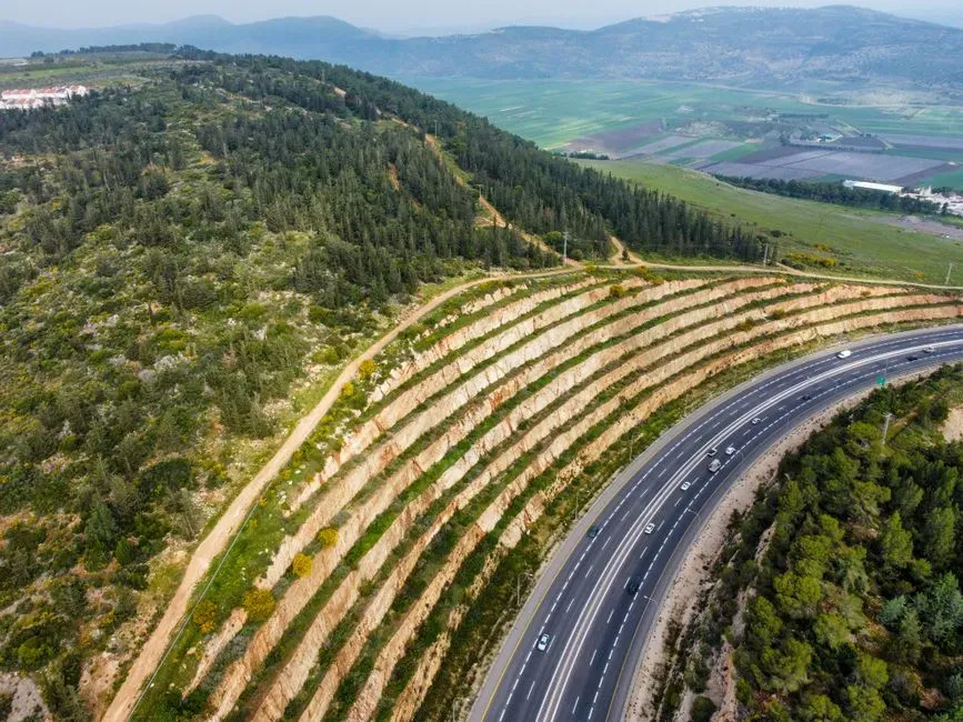 #5 The Highway That Revealed a Lost North American City (Image Credits: Pexels)