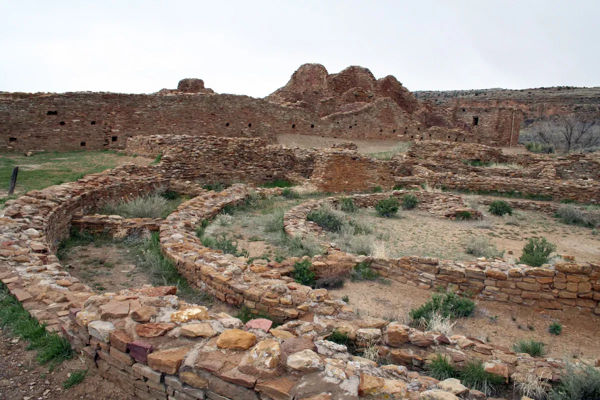 Chaco Canyon’s Great Houses: Skies, Seasons, and Animal Highways (Image Credits: Wikimedia)