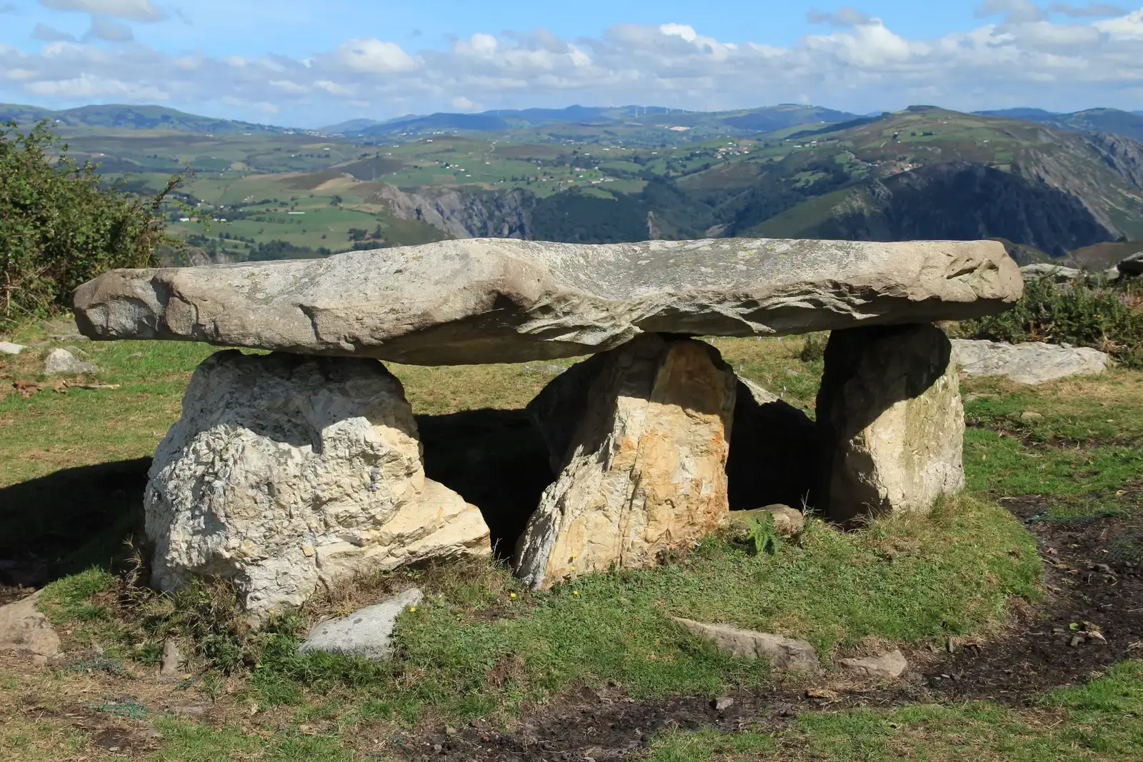 Trial, Error, and Experimental Archaeology: Testing Ancient Methods (Image Credits: Wikimedia)