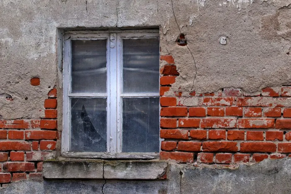 #10 - Sagging or Cracked Lintels Above Windows and Doors (Image Credits: Pexels)
