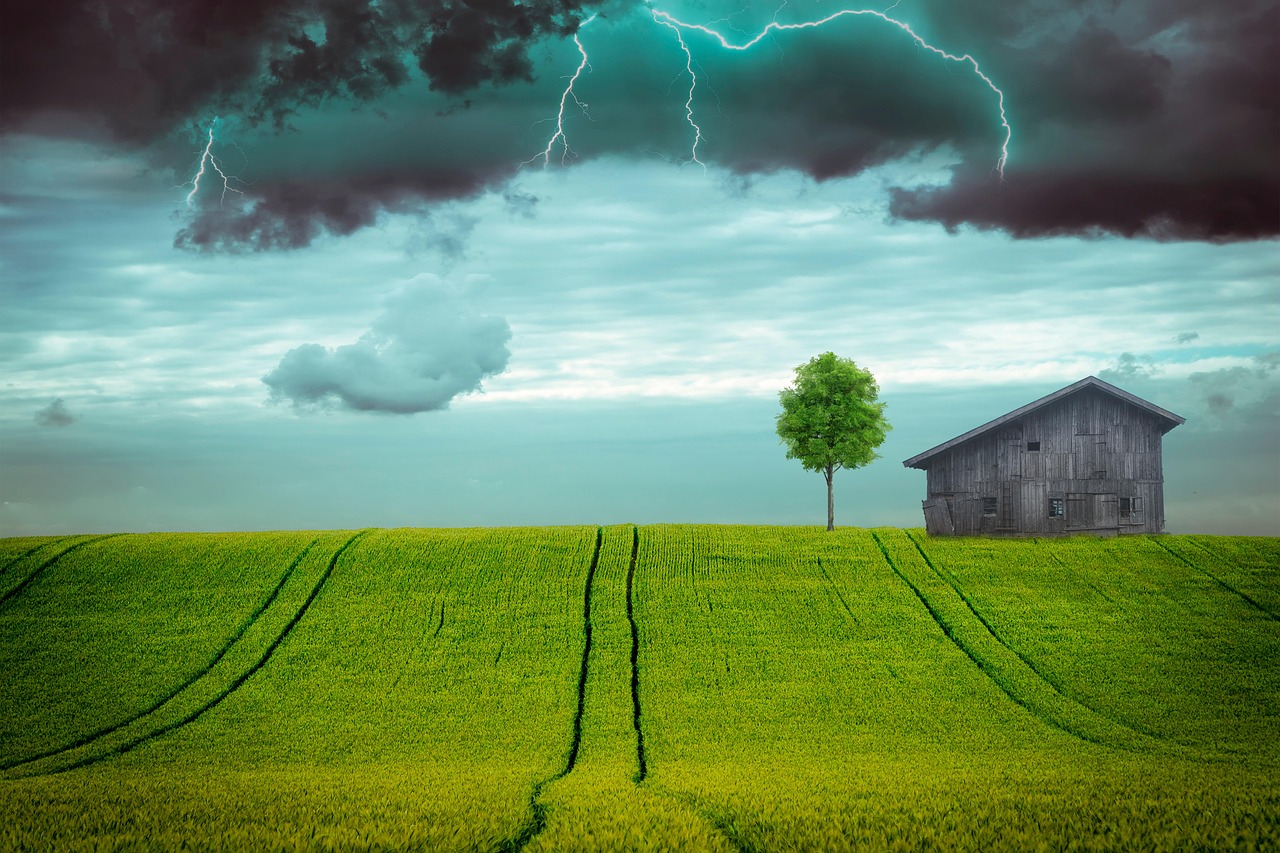 Water Droplet Light Scattering (Image Credits: Pixabay)