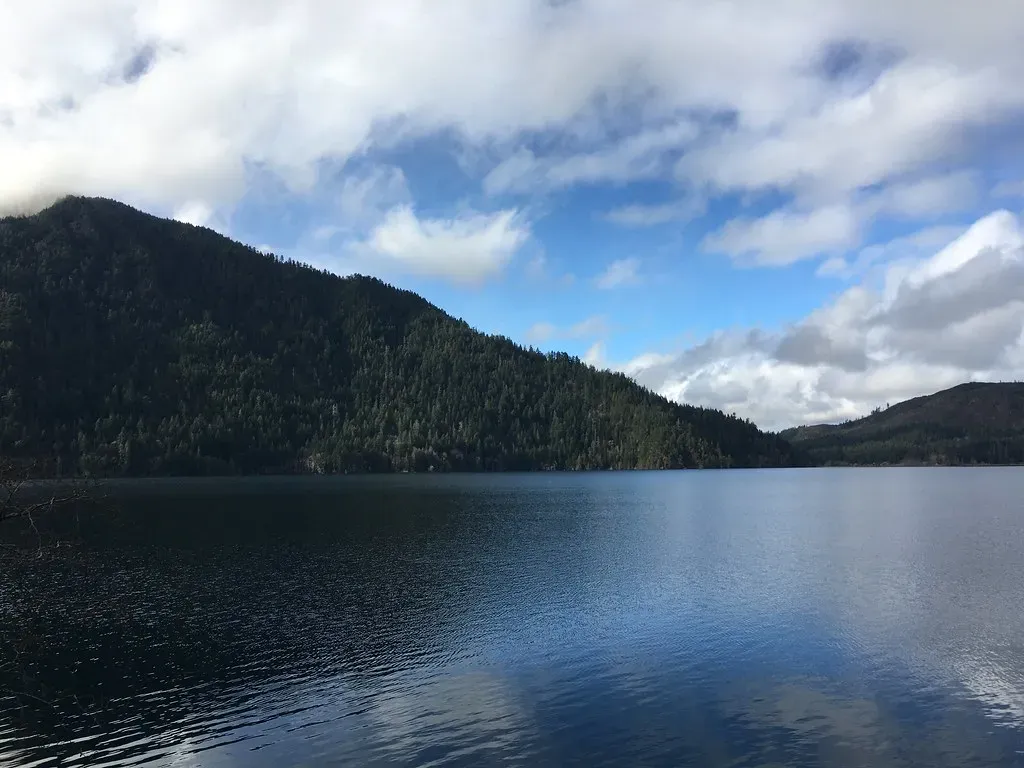 Lake Crescent, Washington – A Deep, Clear Gem on the Olympic Peninsula (autographedcat, Flickr, CC BY-SA 2.0)