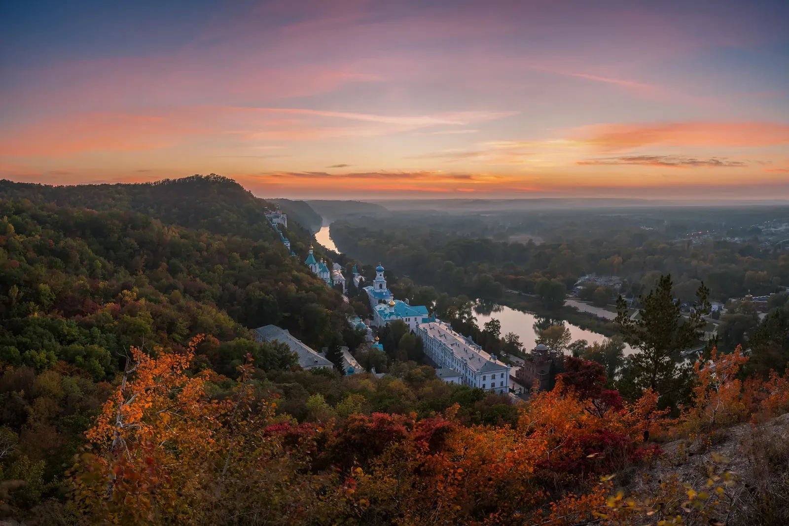 2. Sunlight Shrinks, And the Mood of the Day Changes (By Dmytro Balkhovitin, CC BY-SA 4.0)
