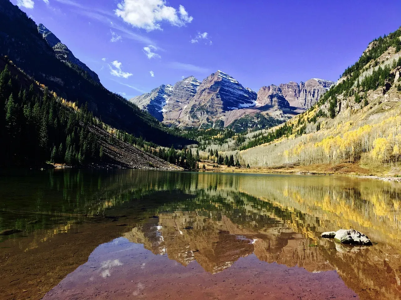 Maroon Lake, Colorado – A Postcard Come to Life in the Rockies (Image Credits: Pixabay)