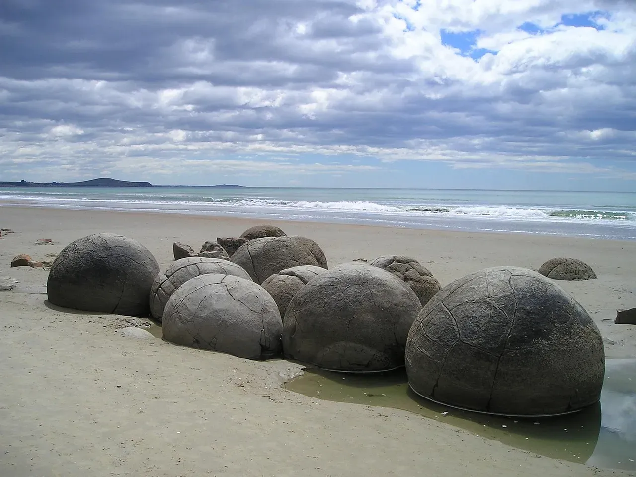 10. Moeraki Boulders Beach, South Island, New Zealand (Image Credits: Pixabay)