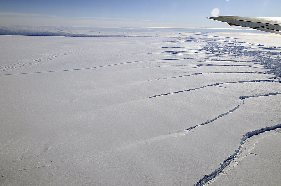 Ice Quakes: The Glacier's Heartbeat (Image Credits: Wikimedia)