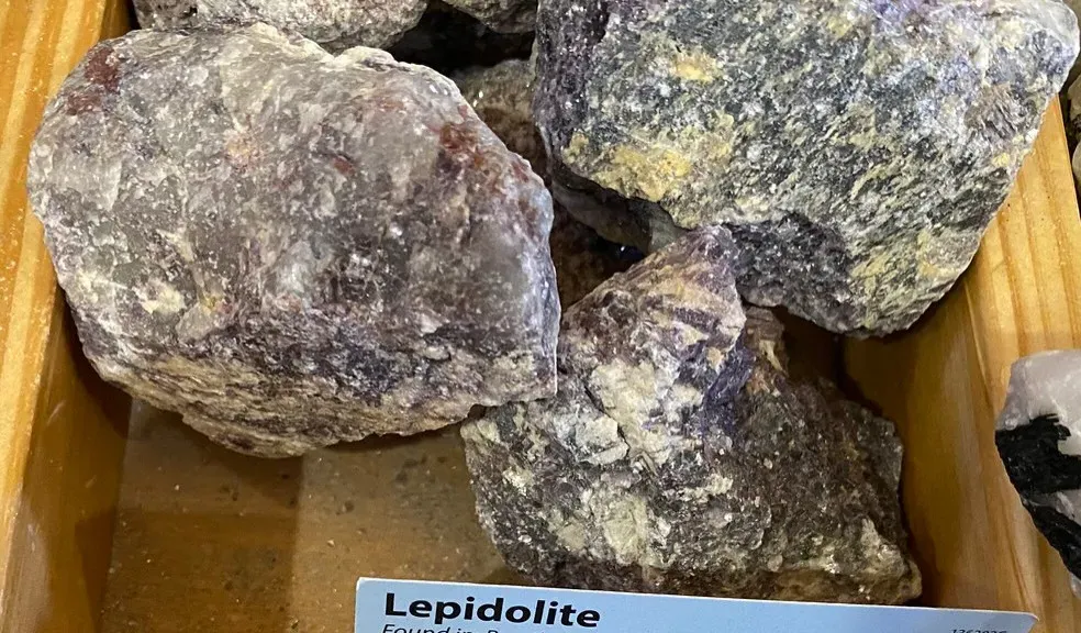 Pisces: Amethyst, Lepidolite, and Aquamarine (Image Credits: Flickr)