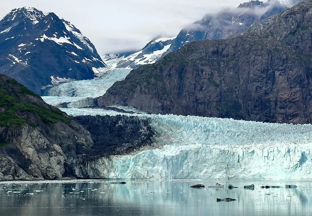 Glacial Majesty in Alaska’s Fjords and National Parks (Image Credits: Pixabay)