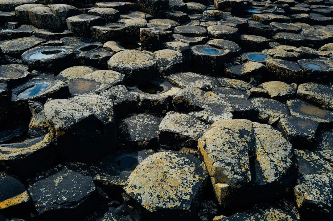 3. The Hexagonal Giant’s Causeway: Nature’s Uncanny Geometry (Image Credits: Unsplash)