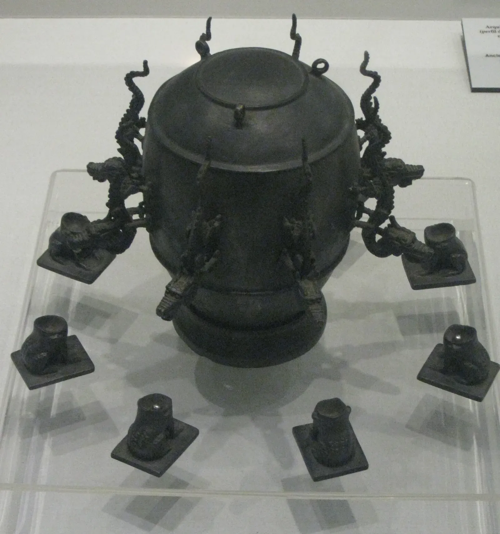 Zhang Heng's Seismoscope: Earthquake Detection from Afar (Image Credits: Wikimedia)