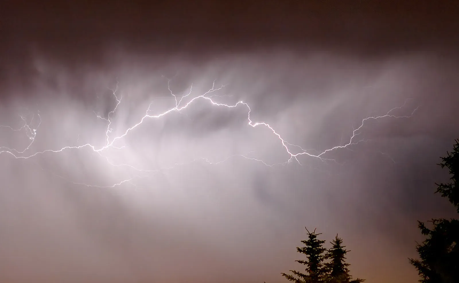 5. The Great Red Sprites of Gigantic Jets (Image Credits: Wikimedia)