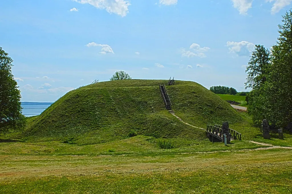 Misunderstandings, Myths, and the “Lost Race” Idea (Tery14, Flickr, CC BY-SA 2.0)