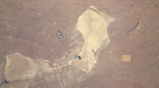 Rogers Dry Lake, California: The Vanishing Runway Lake (Image Credits: Wikimedia)