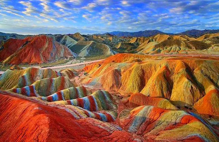 Layers Like a Sideways Cake: How Rainbow Mountains Are Built (Image Credits: Flickr)