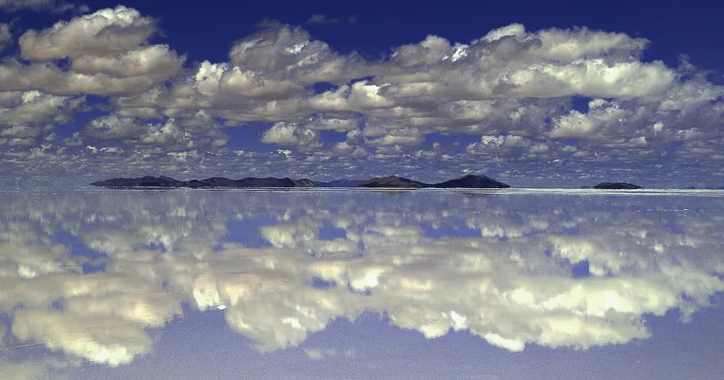 7. Salar de Uyuni, Bolivia - The World's Biggest Mirror (Haz14, Flickr, CC BY 2.0)