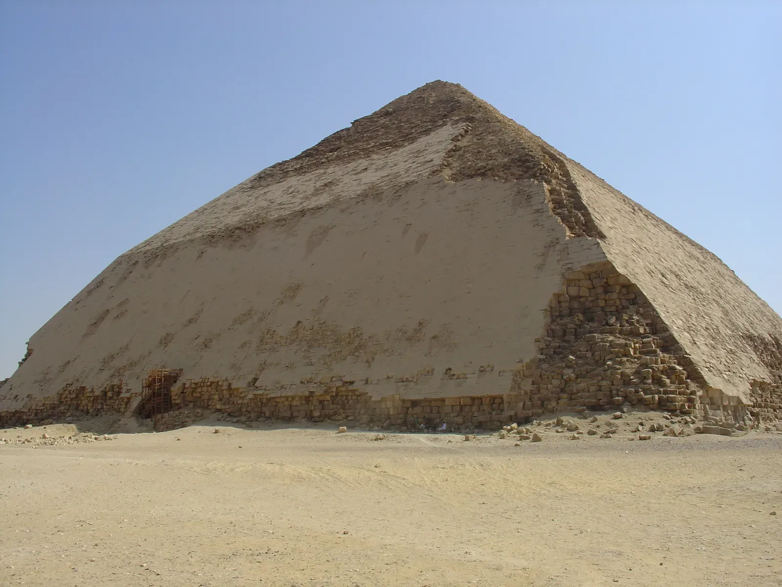 The “Bent” Pyramid’s Perfectly Imperfect Engineering (Transferred from en.wikipedia to Commons by Leoboudv using CommonsHelper., CC BY 3.0)
