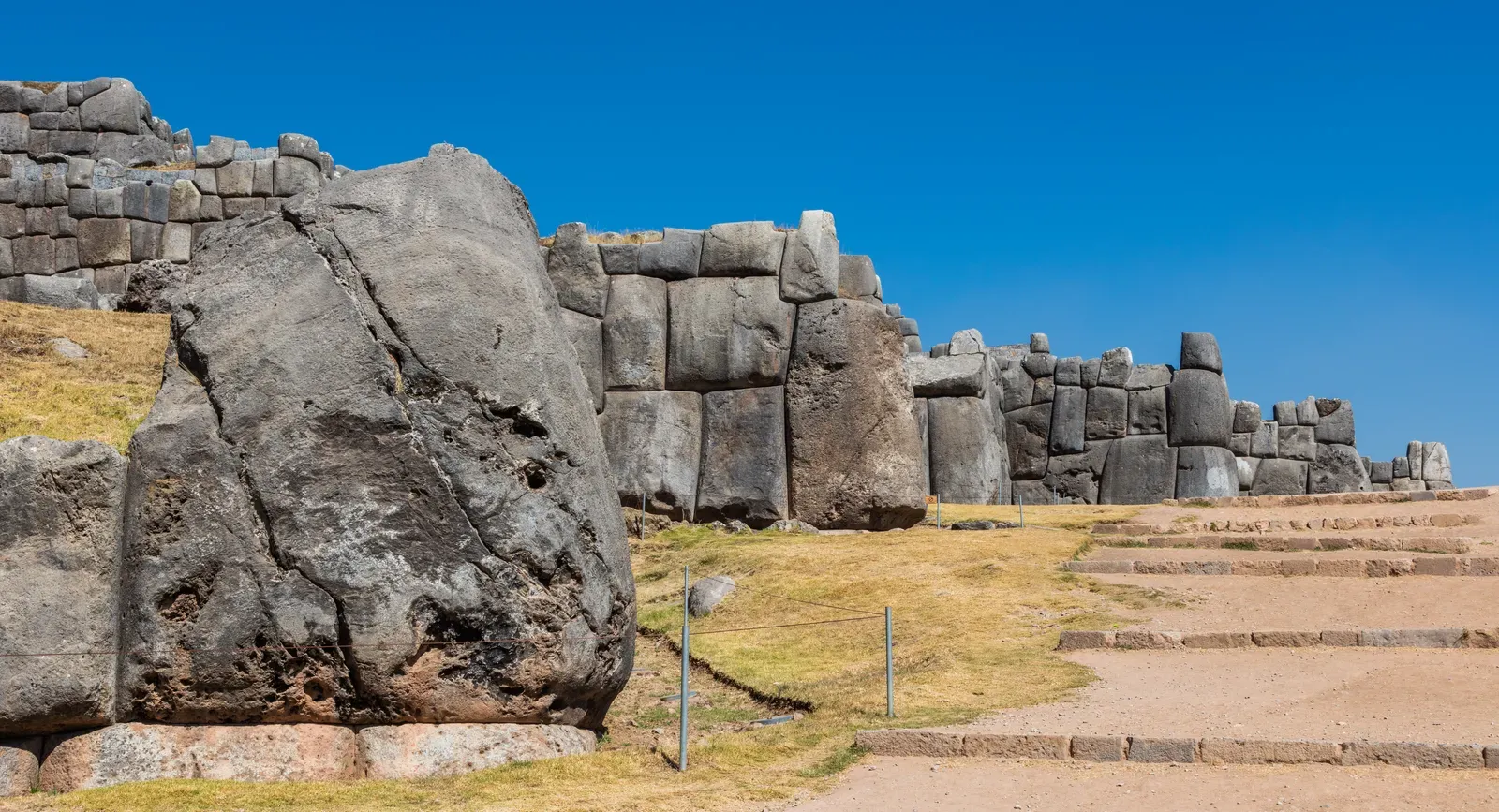Sacsayhuamán’s Precision Stonework: Megaliths That Fit Like Lego (Image Credits: Wikimedia)