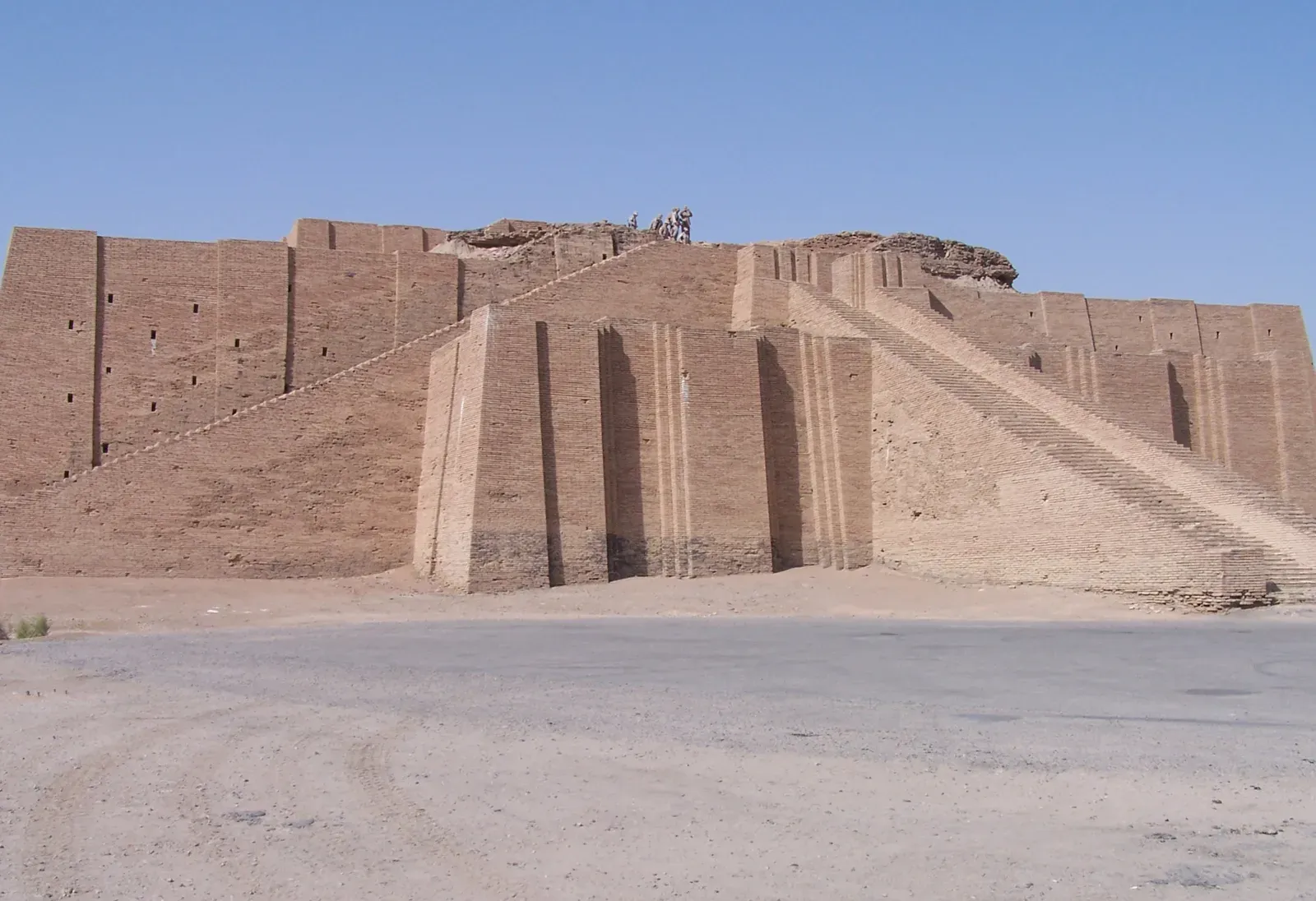 Simple Tools, Smart Techniques: Levers, Ramps, and Ingenious Mechanics (Image Credits: Wikimedia)