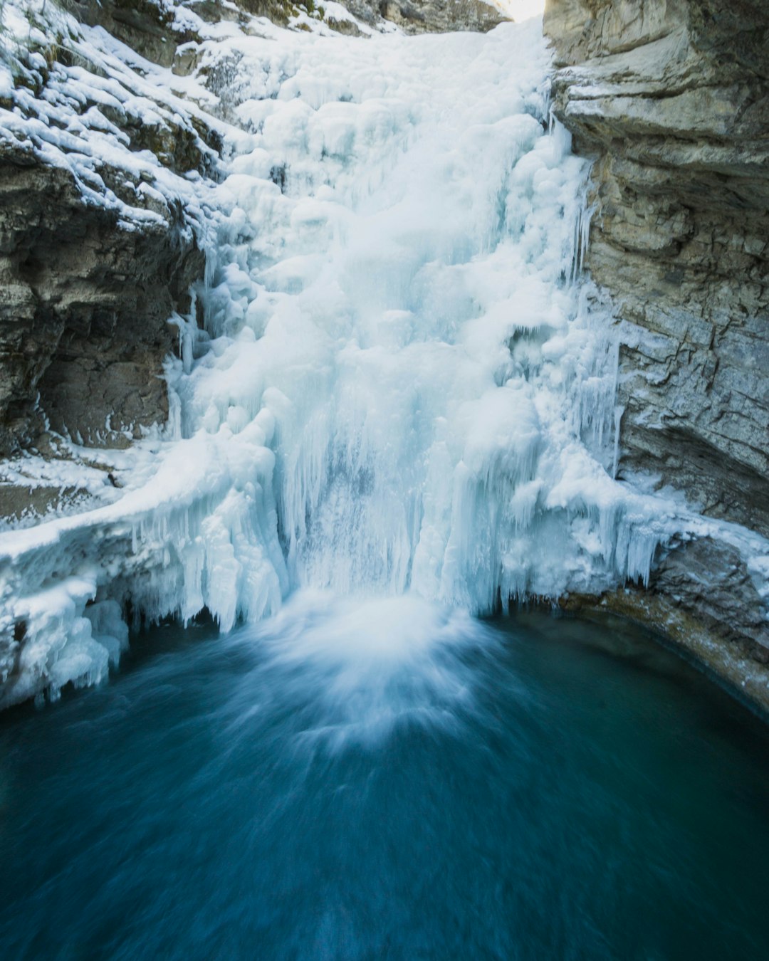 Bridal Veil Falls, Spearfish Canyon, South Dakota - Wind, Spray, and Ice (Image Credits: Unsplash)