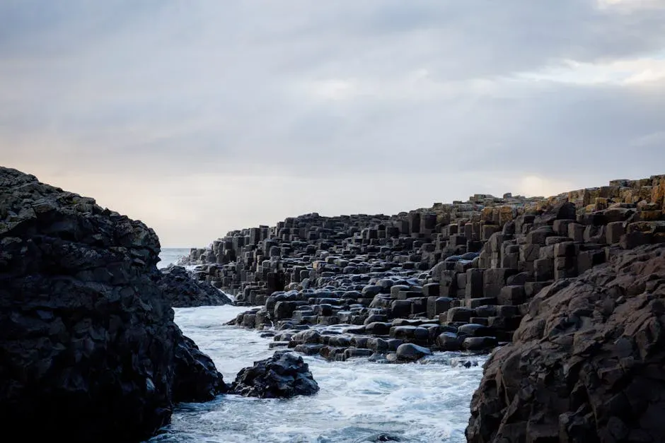 The Hexagon Columns of Giant’s Causeway (Image Credits: Pexels)