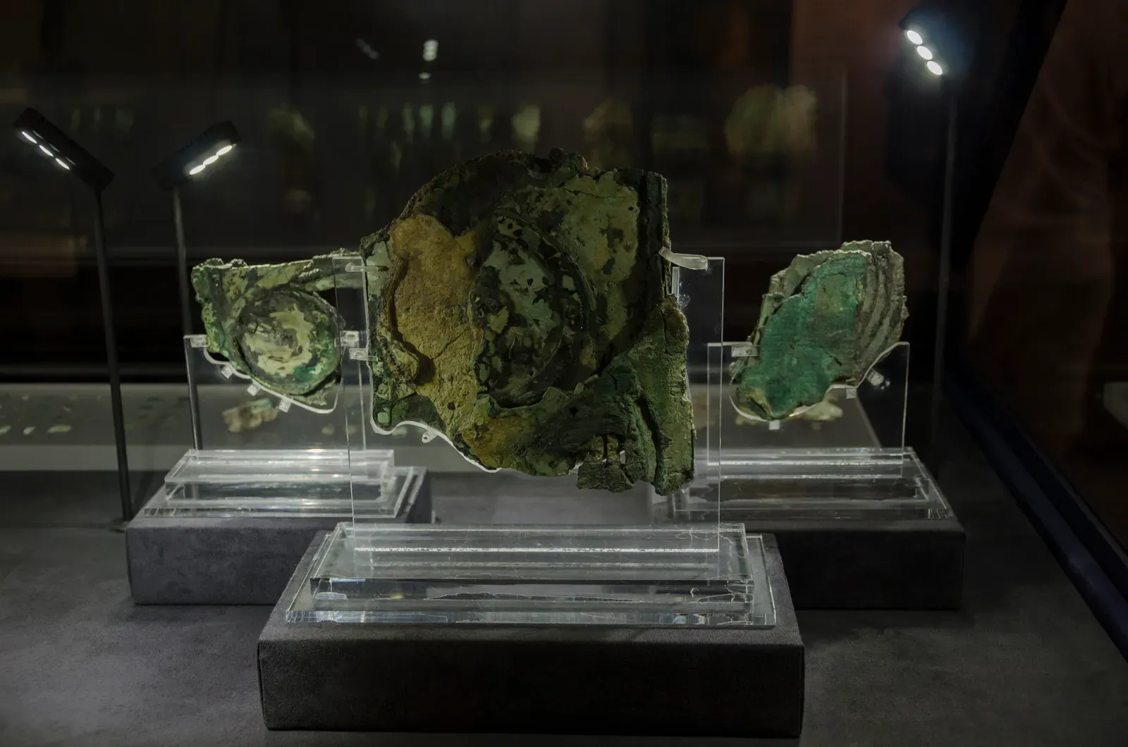4. The Antikythera Mechanism Really Was Too Advanced for Its Century (By Peulle, CC BY-SA 4.0)