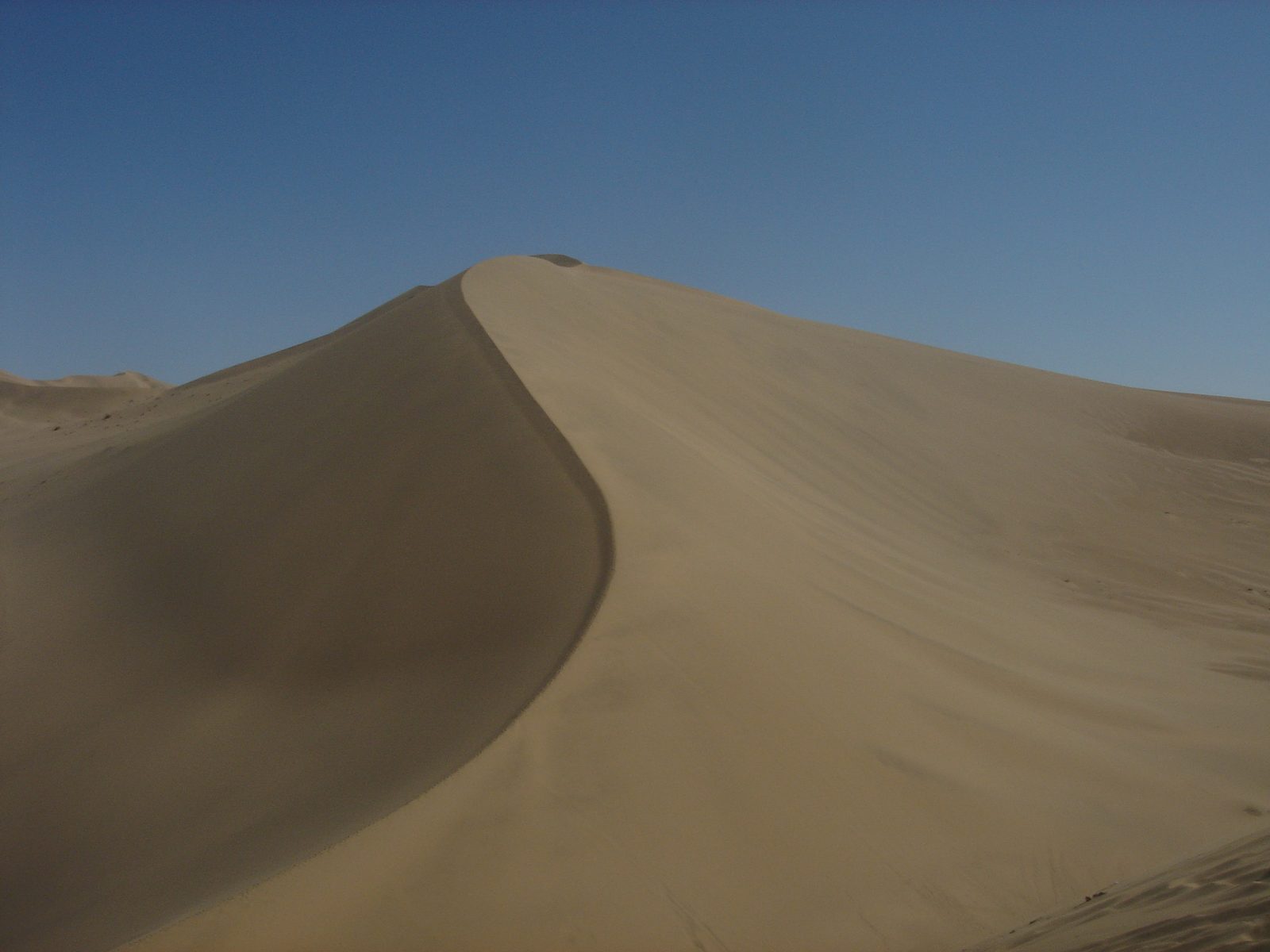 Singing Dunes and the Physics of a Giant Natural Speaker (Image Credits: Wikimedia)