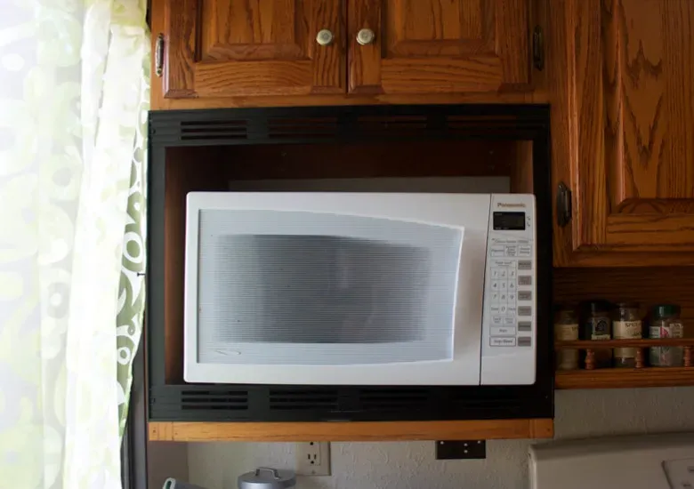 3. Microwave Ovens: A Melted Candy Bar in a Scientist’s Pocket (Image Credits: Flickr)