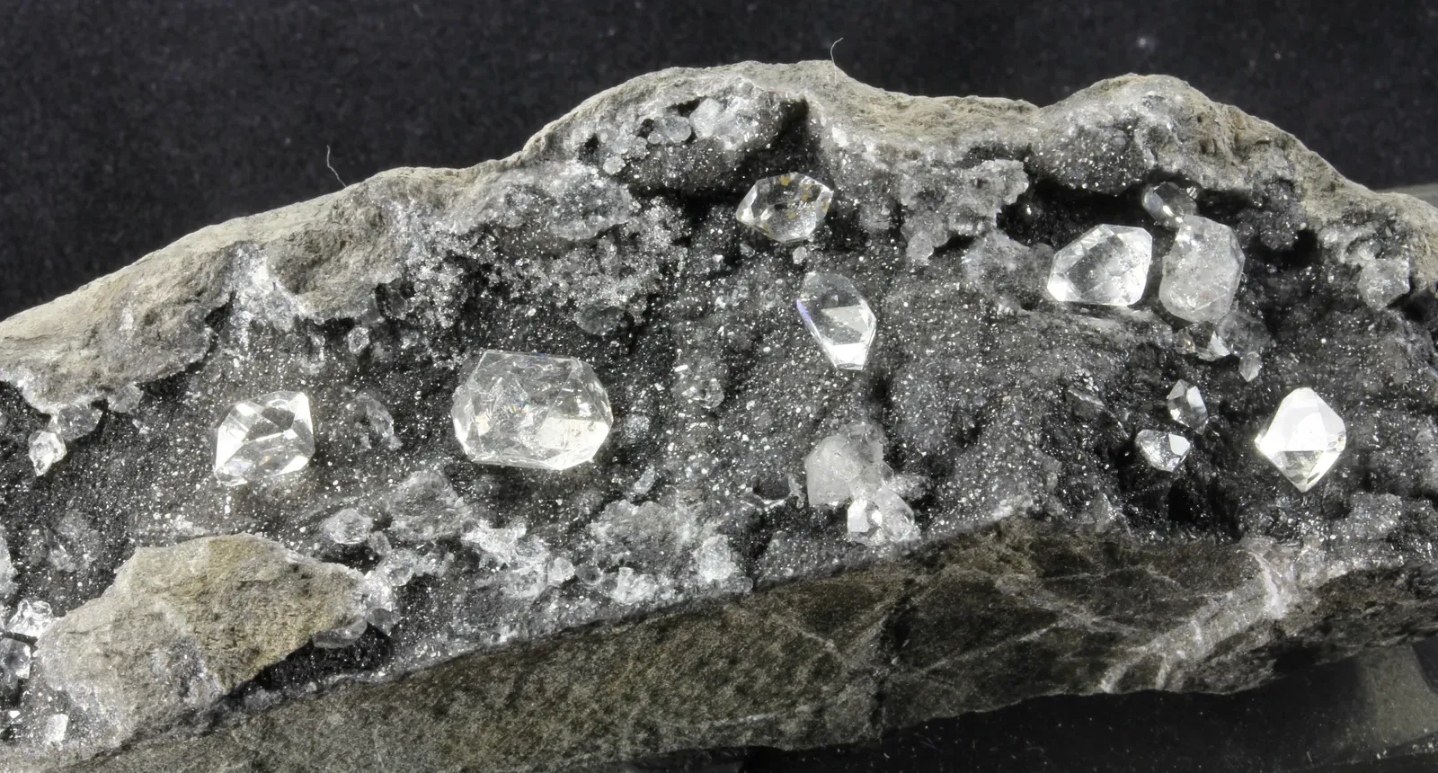 Diamonds as Time Capsules of a Hidden Mantle World (By Cortez Salvatore De Leon, CC BY-SA 4.0)