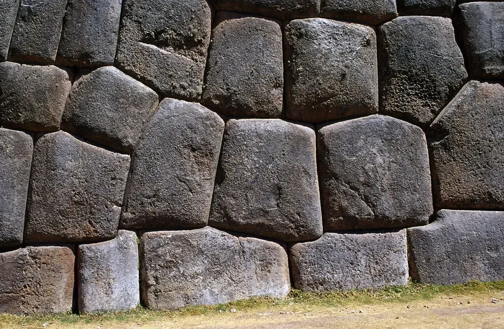 Inca Polygonal Stone Walls – Jigsaw Masonry That Needs No Mortar (Image Credits: Flickr)