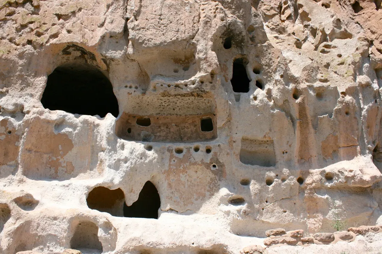 Tyuonyi and the Cliff Dwellings of Bandelier: Life in a Canyon of Soft Stone (Bandelier Cliff Dwelling FeaturesUploaded by PDTillman, CC BY 2.0)