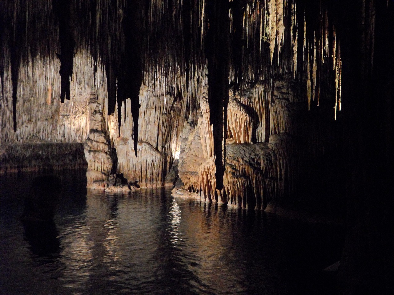 The Underground Lake Mystery (Image Credits: Pixabay)