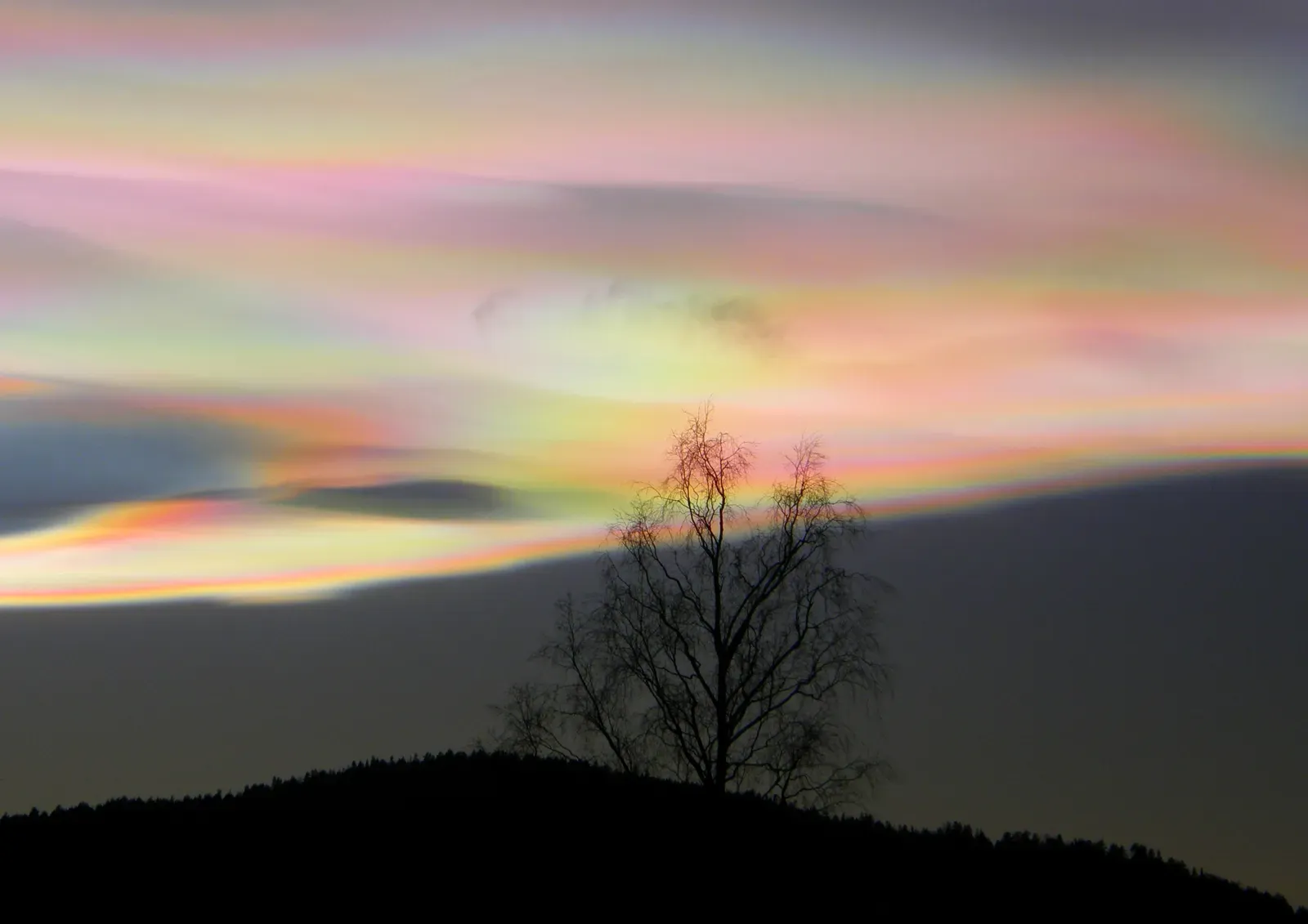 2. Nacreous Clouds: The Mother-of-Pearl Sky (By Mathiasm, CC BY-SA 3.0)