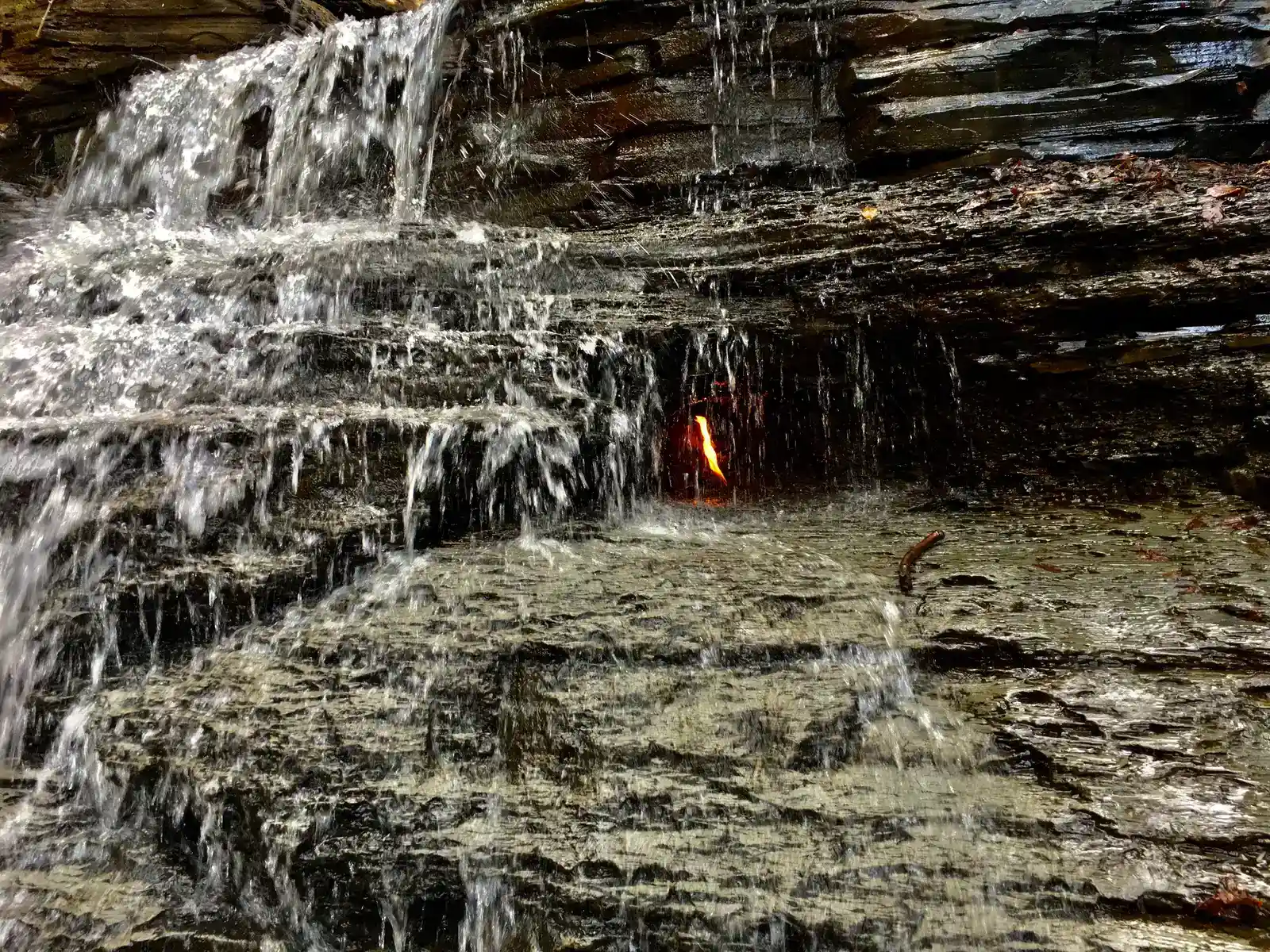 Finding Eternal Flame Falls: Location and the Journey In (Image Credits: Wikimedia)