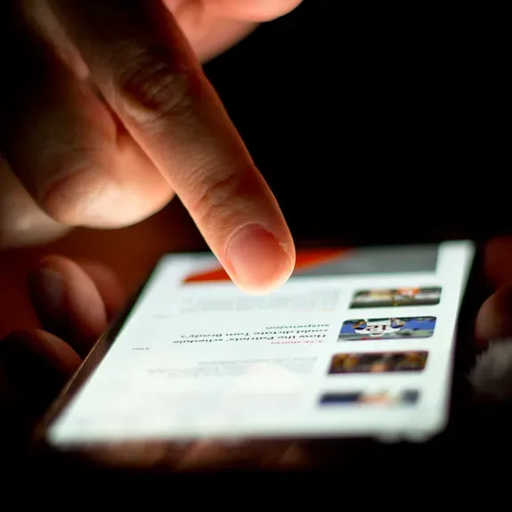 Why Lonely People Scroll Star Memes At 2 A.M. (www.japanexperterna.se/?attachment_id=3068, CC BY-SA 2.0)