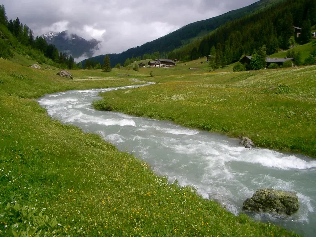 #1 Gravity-Fed Spring Systems Hidden in the Hills (JordanEightySeven, Flickr, CC BY-SA 2.0)
