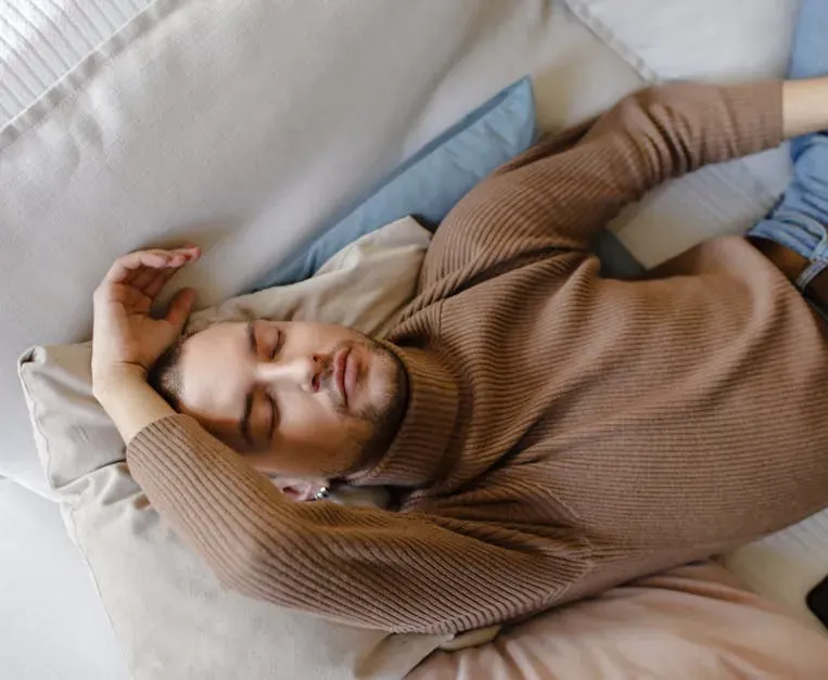 Why People Think Hands-Above-Head Sleeping Signals Trauma (Image Credits: Pexels)