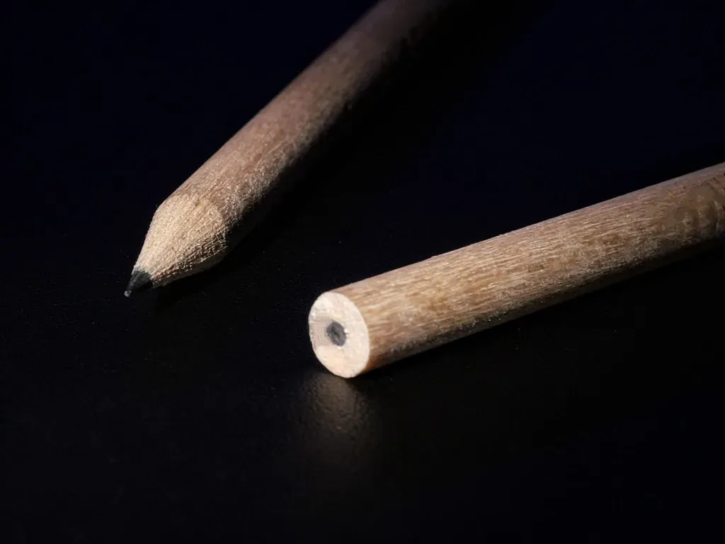 1. Graphite: The Pencil Lead That Behaves Like A Space-Age Material (Image Credits: Flickr)