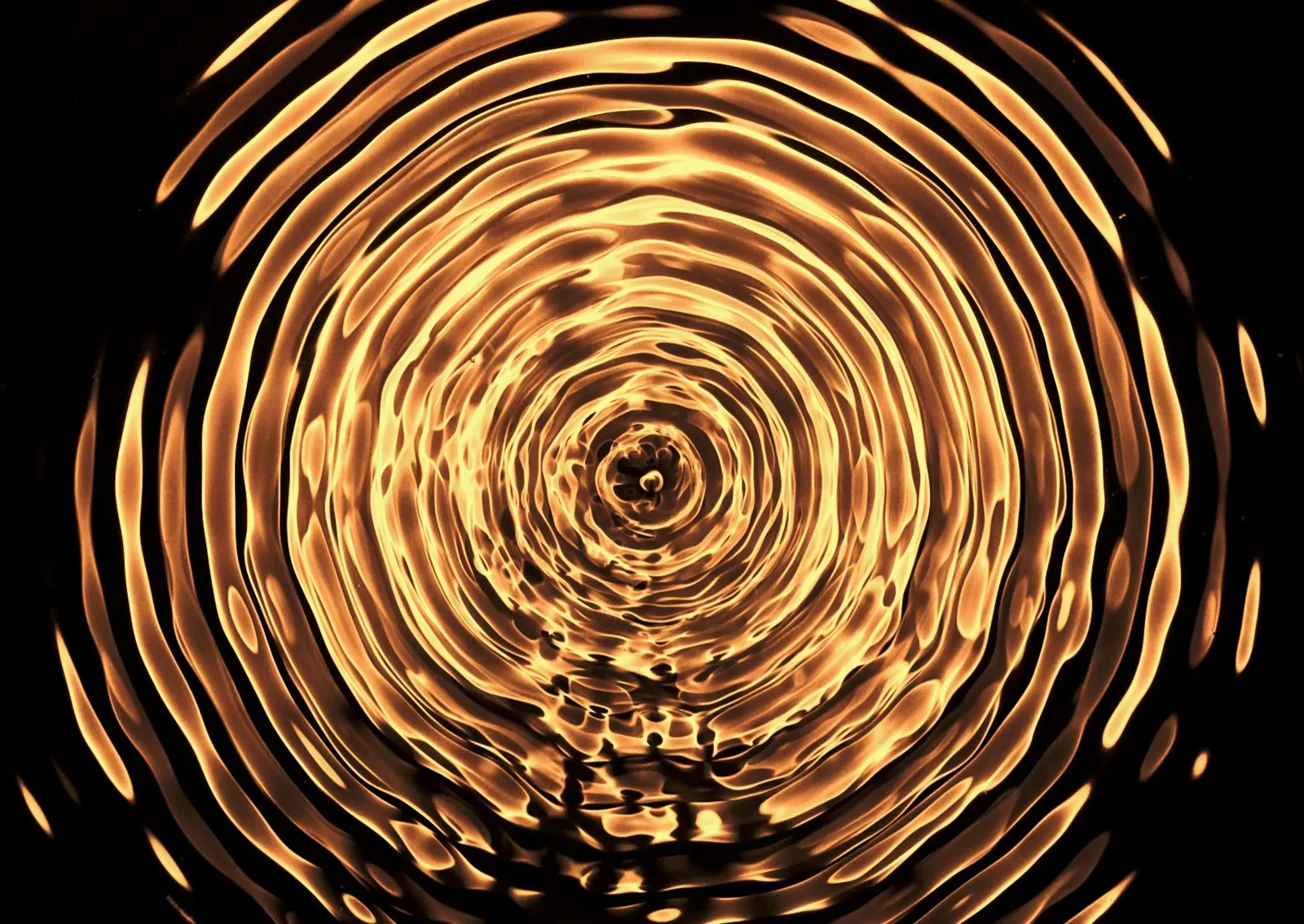 How Vibrations Travel Through Different Materials (Image Credits: Wikimedia)