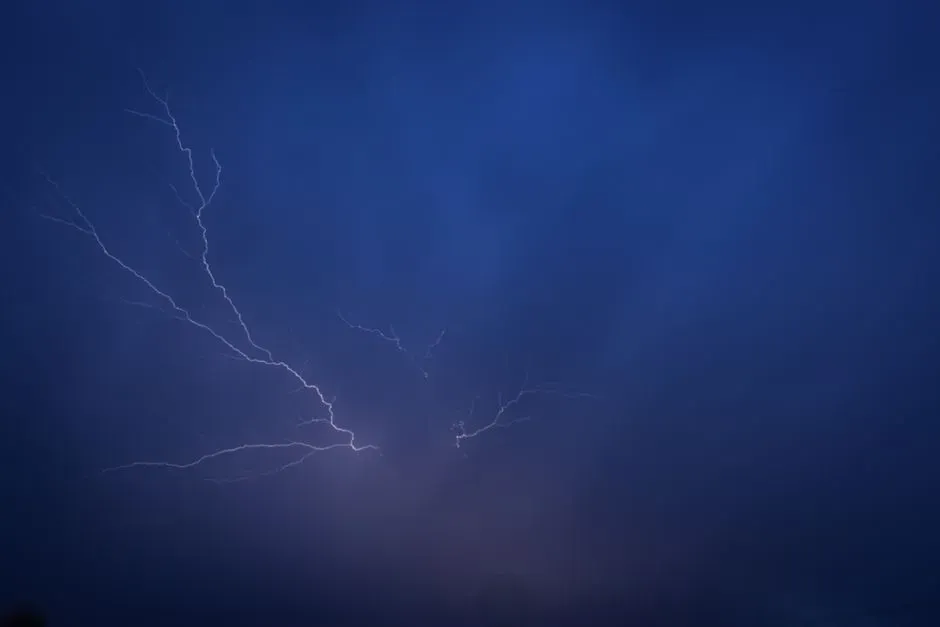 The Science Of Impossible Light: Fog, Plasma, And Optical Tricks (Image Credits: Pexels)